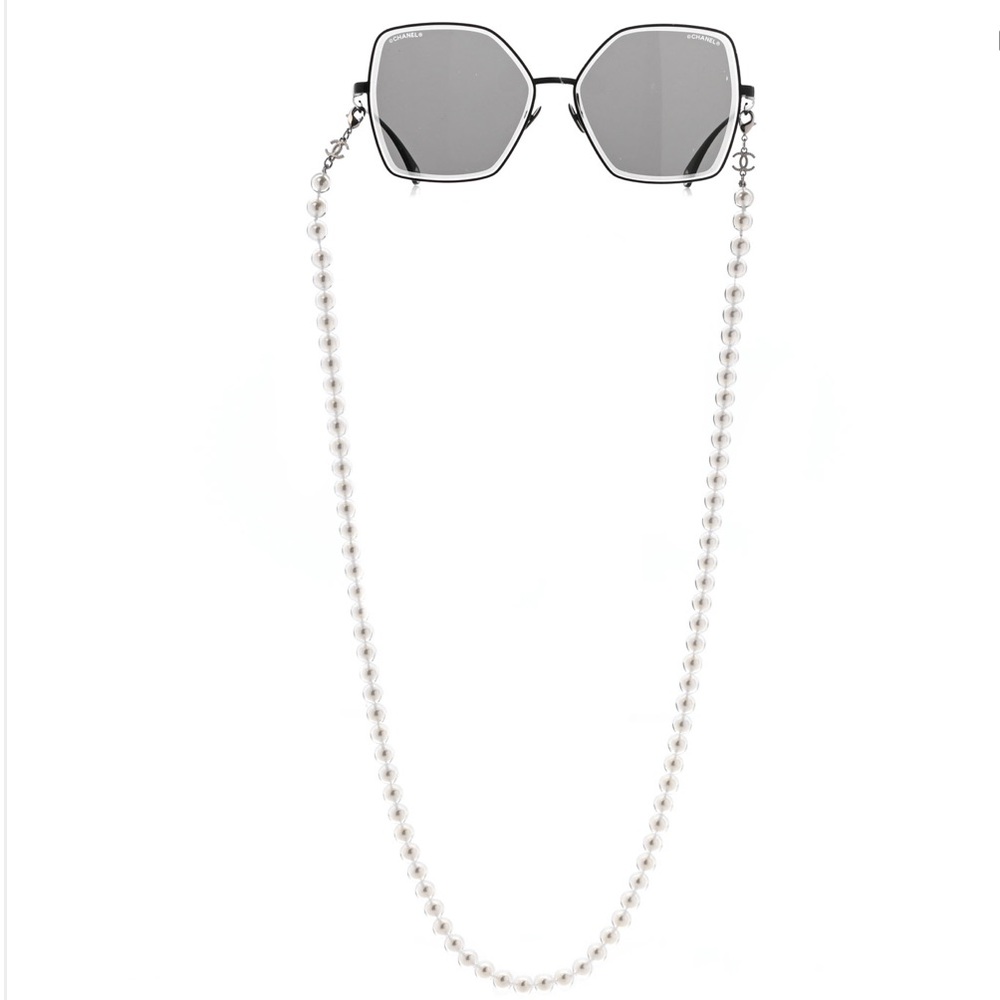 **RARE** CHANEL sunglasses with pearl chain